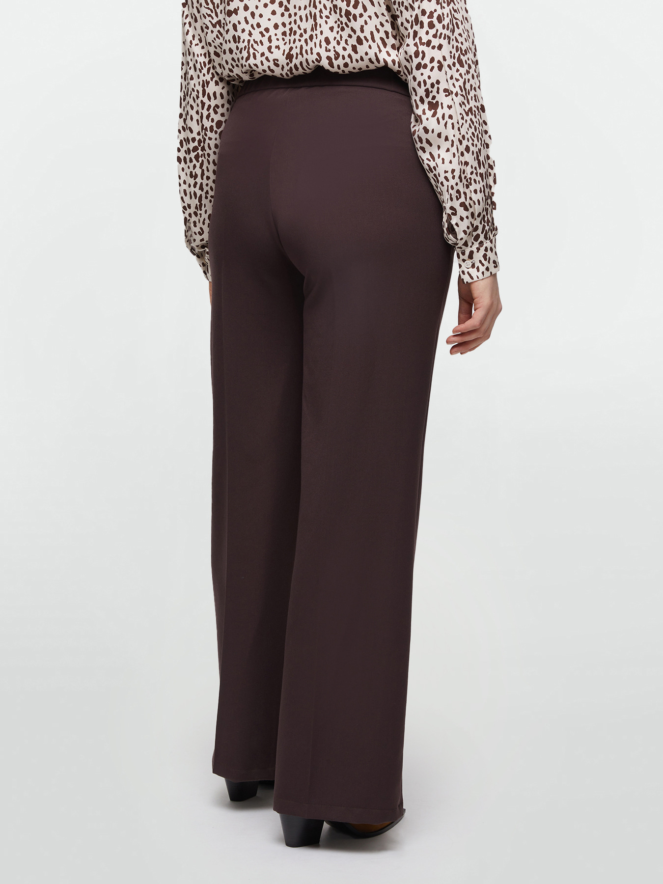 Straight trousers with slant pockets image number 1