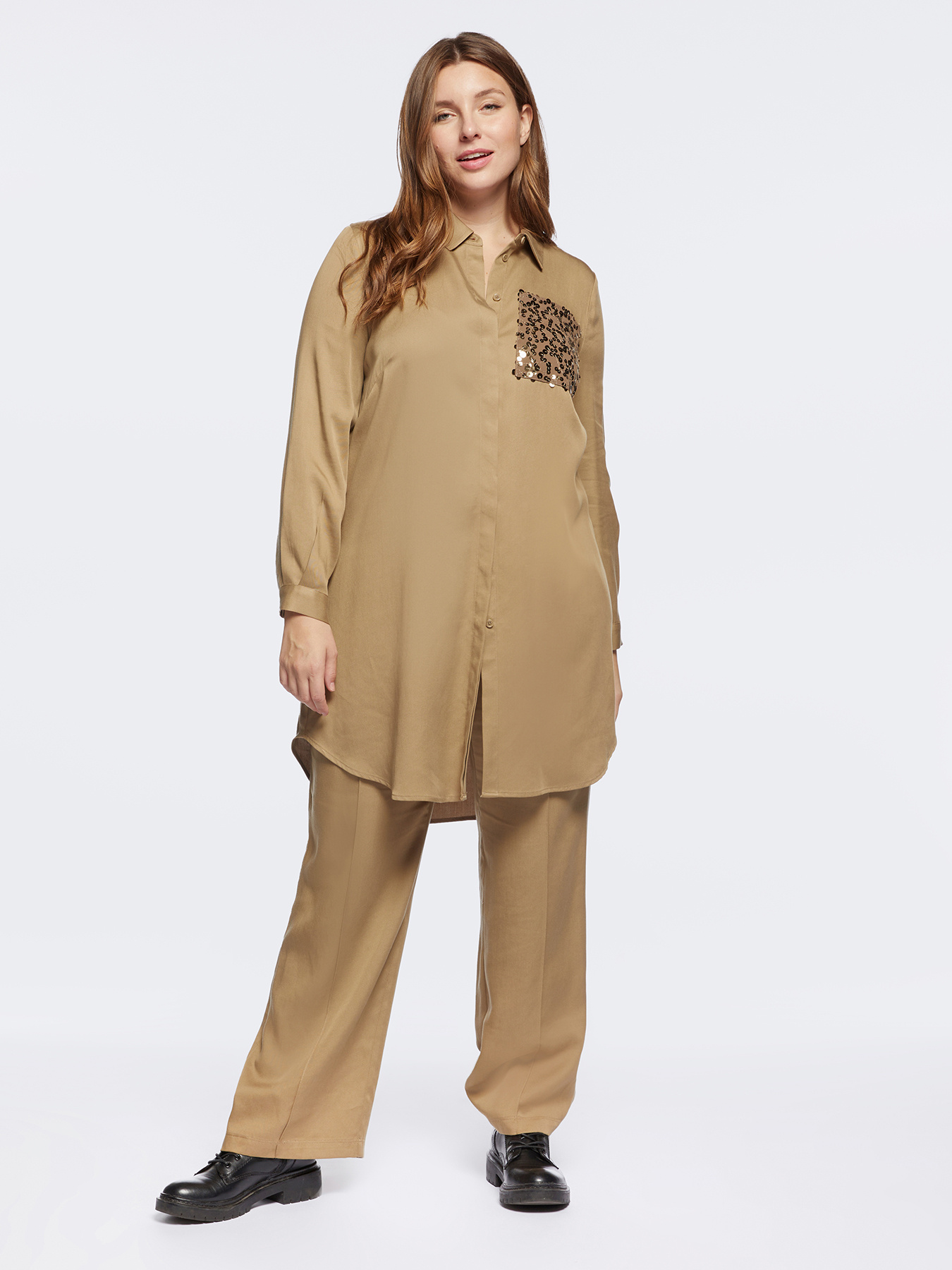 Camicia lunga con tasca ricamata image number 0