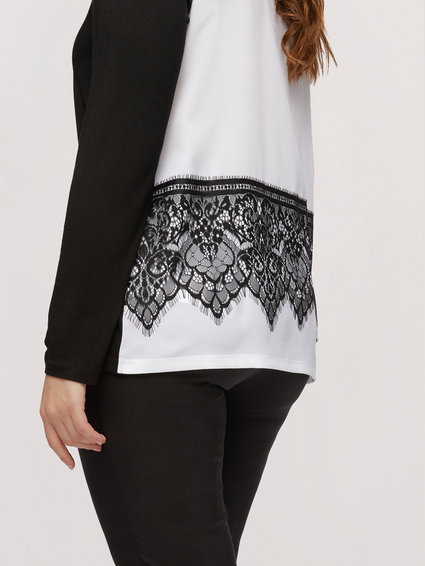 T-shirt bicolore avec dentelle dans le dos image number 2