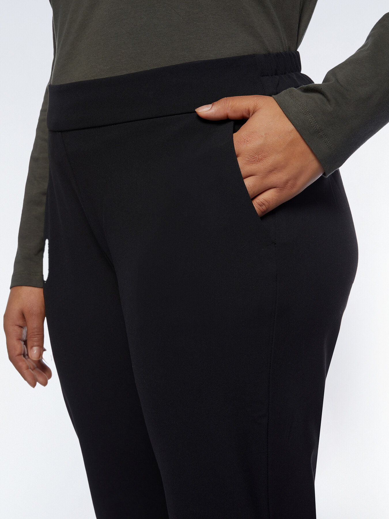 Pantaloni con tasche all'americana image number 2