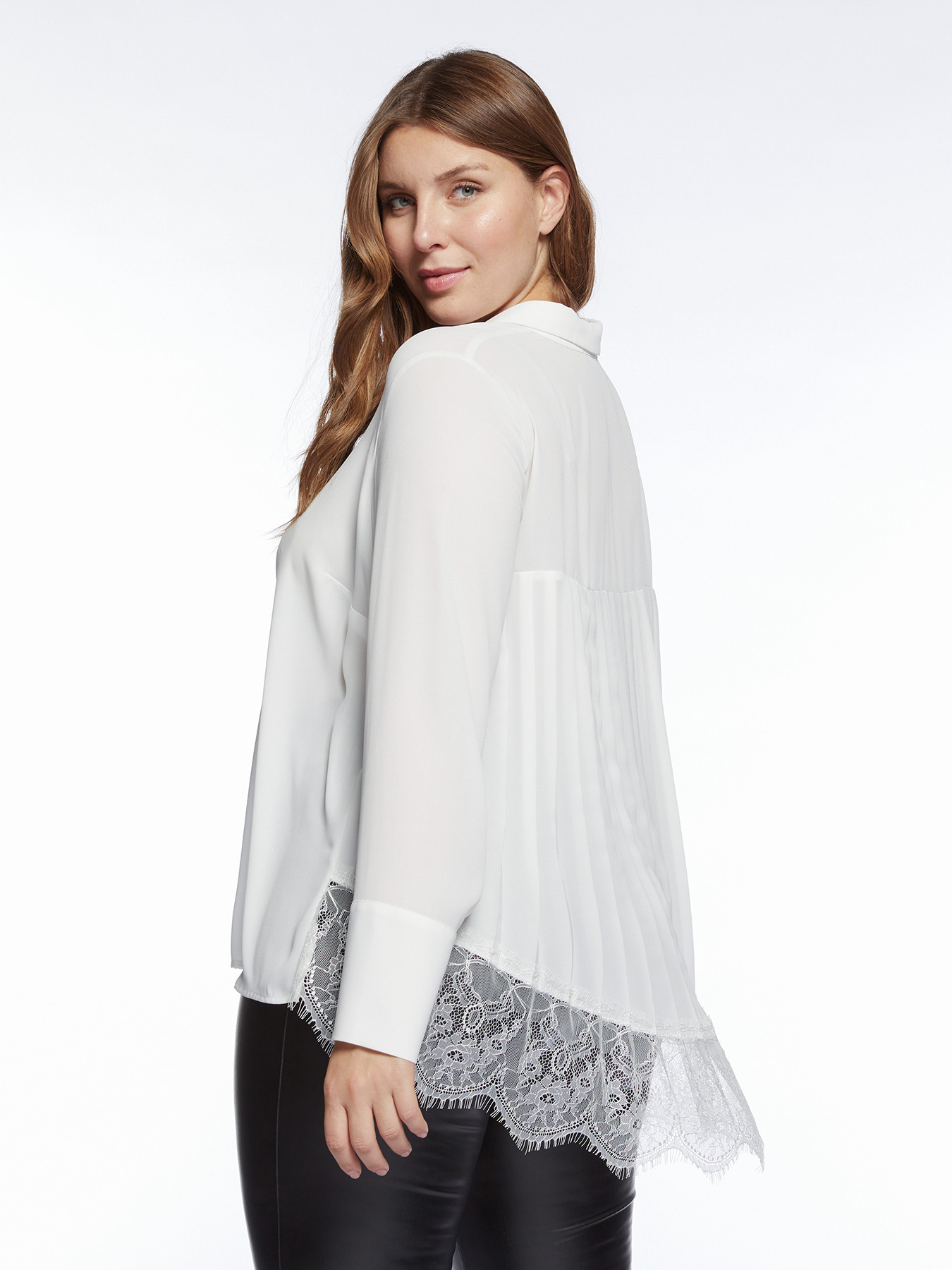 Camisa con parte plisada y encaje por detr&aacute;s image number 1