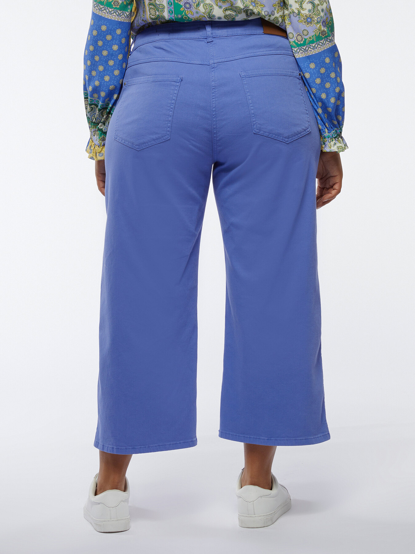 Pantalones wide leg cropped con fular image number 1