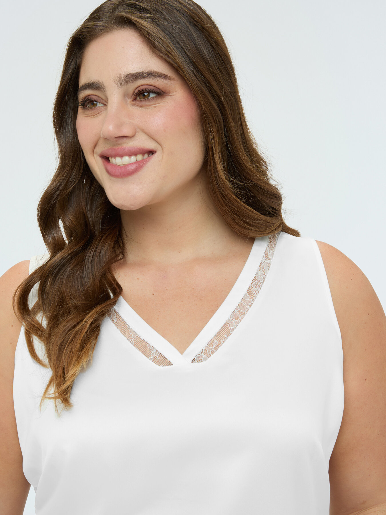 V-neck top with lace detail image number 3