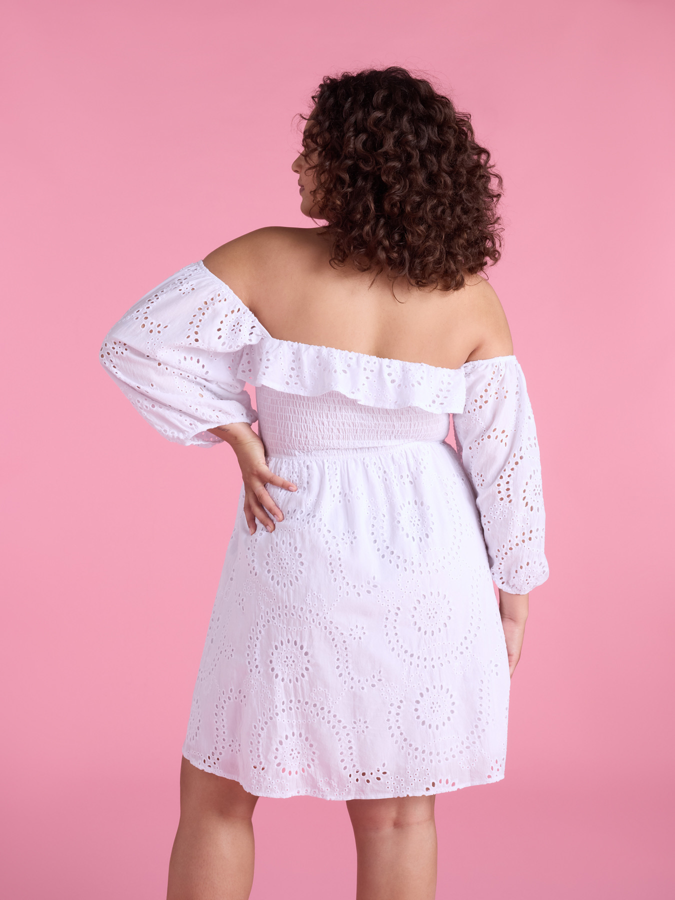 Robe courte en broderie anglaise image number 5