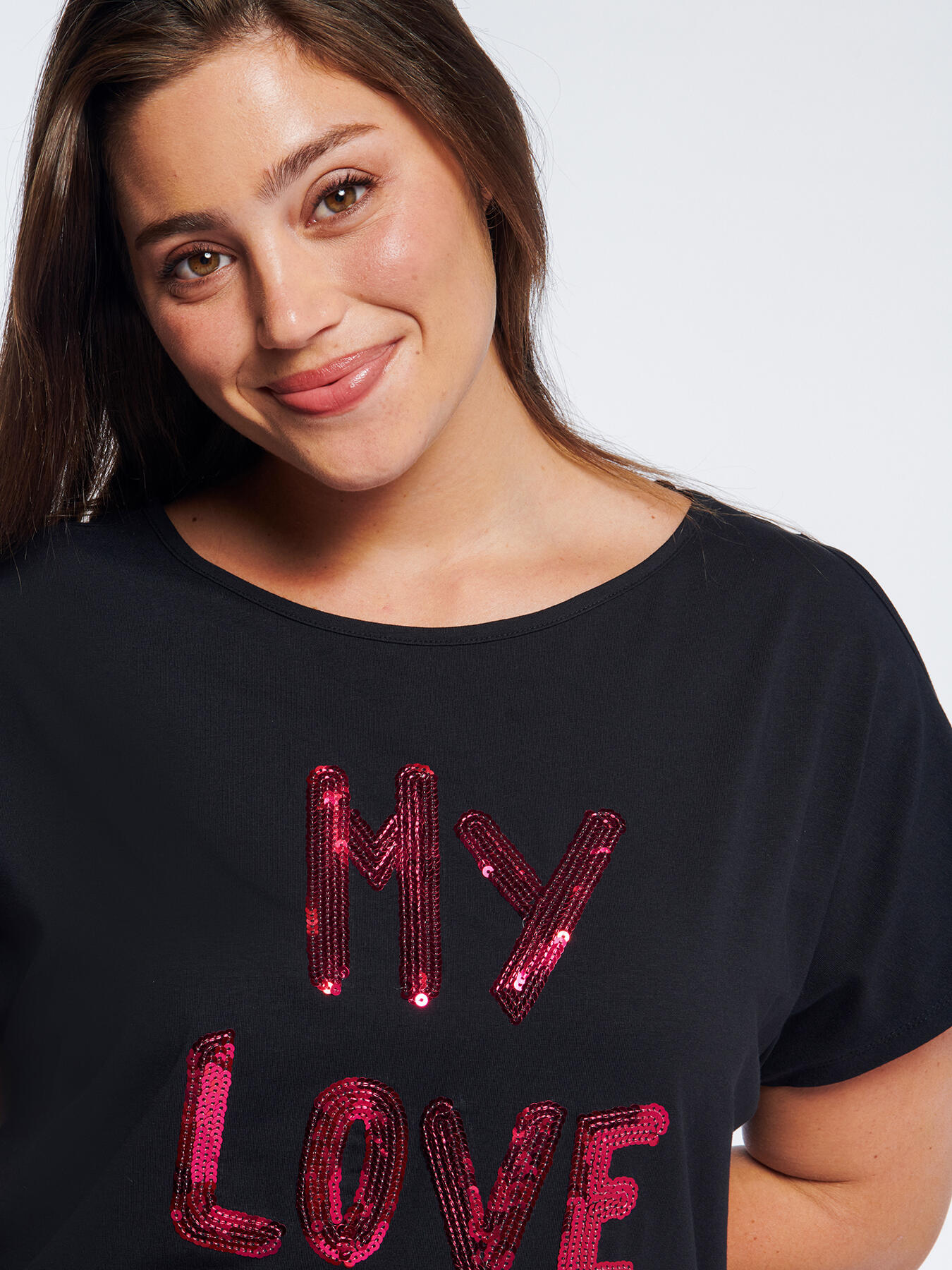 Camiseta con texto y abertura circular en las mangas image number 0