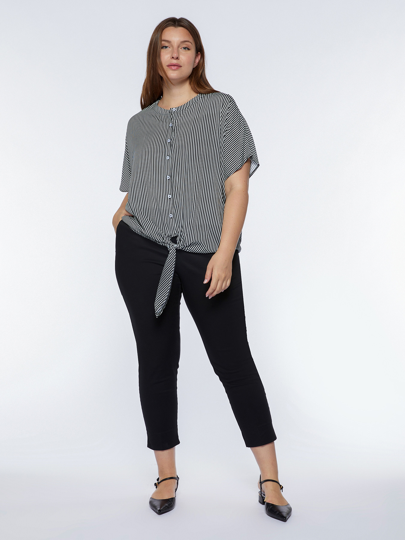Stretch cotton trousers with slant pockets image number 4