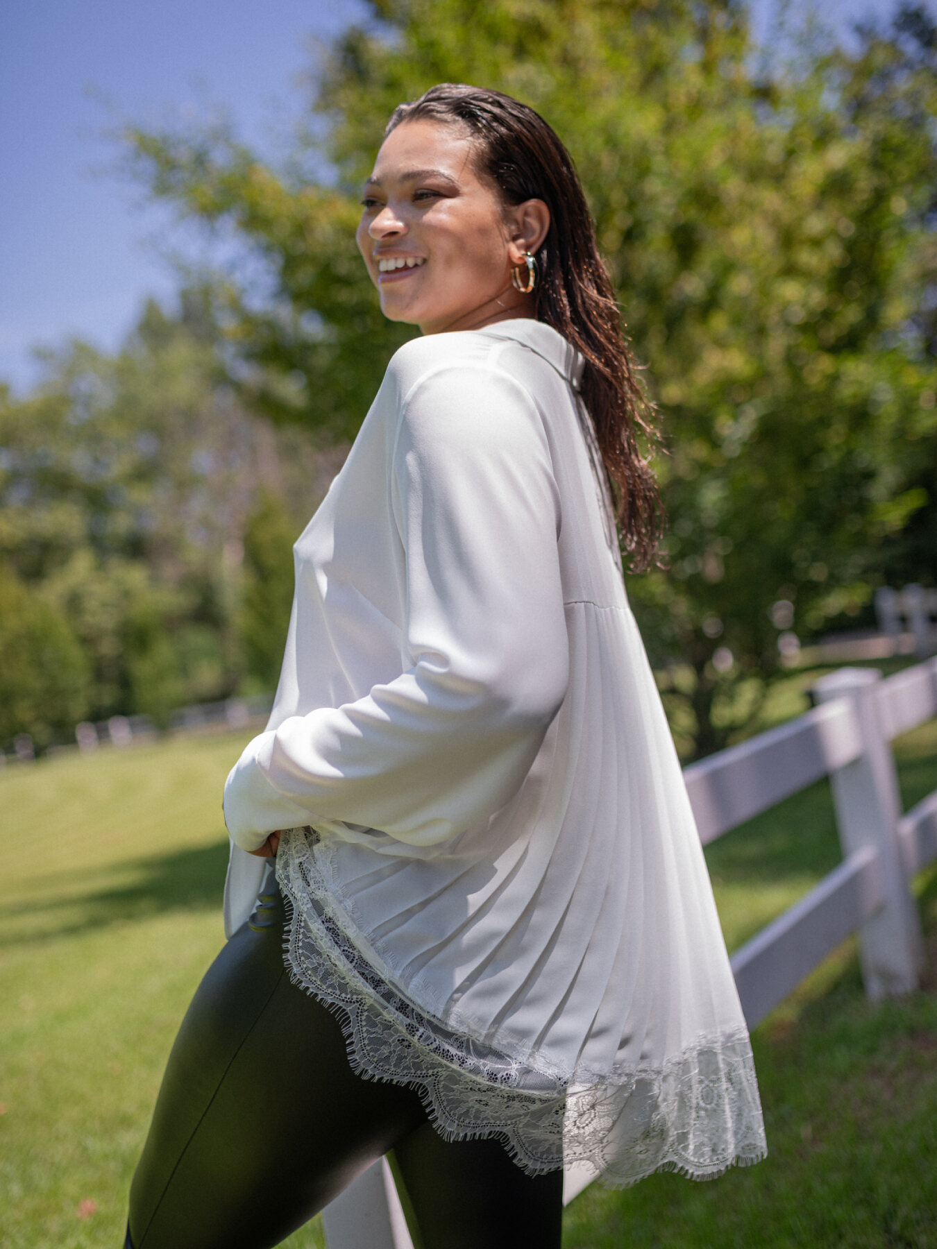 Camisa con parte plisada y encaje por detr&aacute;s image number 3