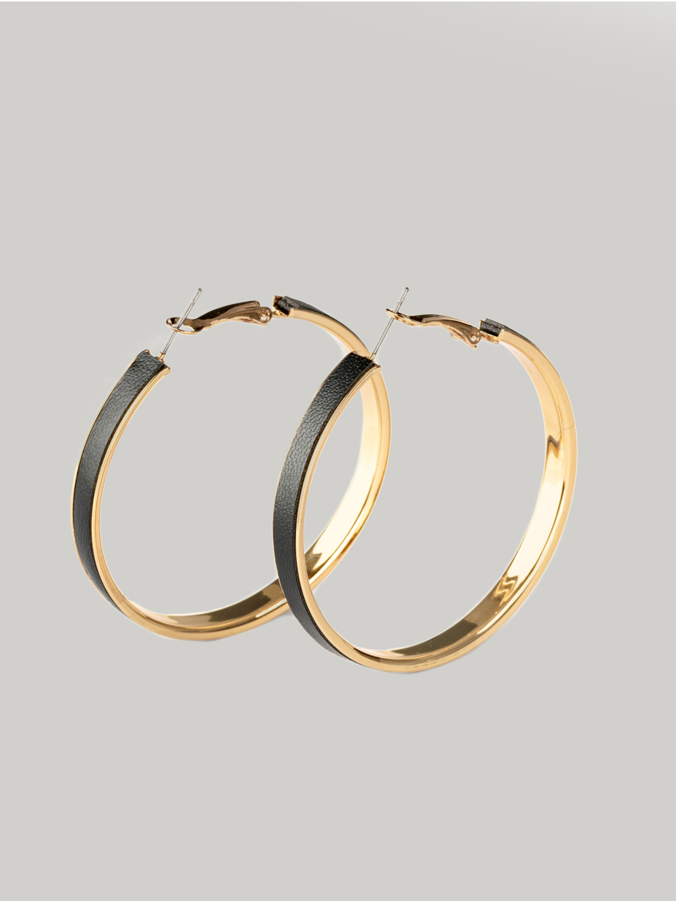 Orecchini a cerchio con esterno in similpelle image number 2