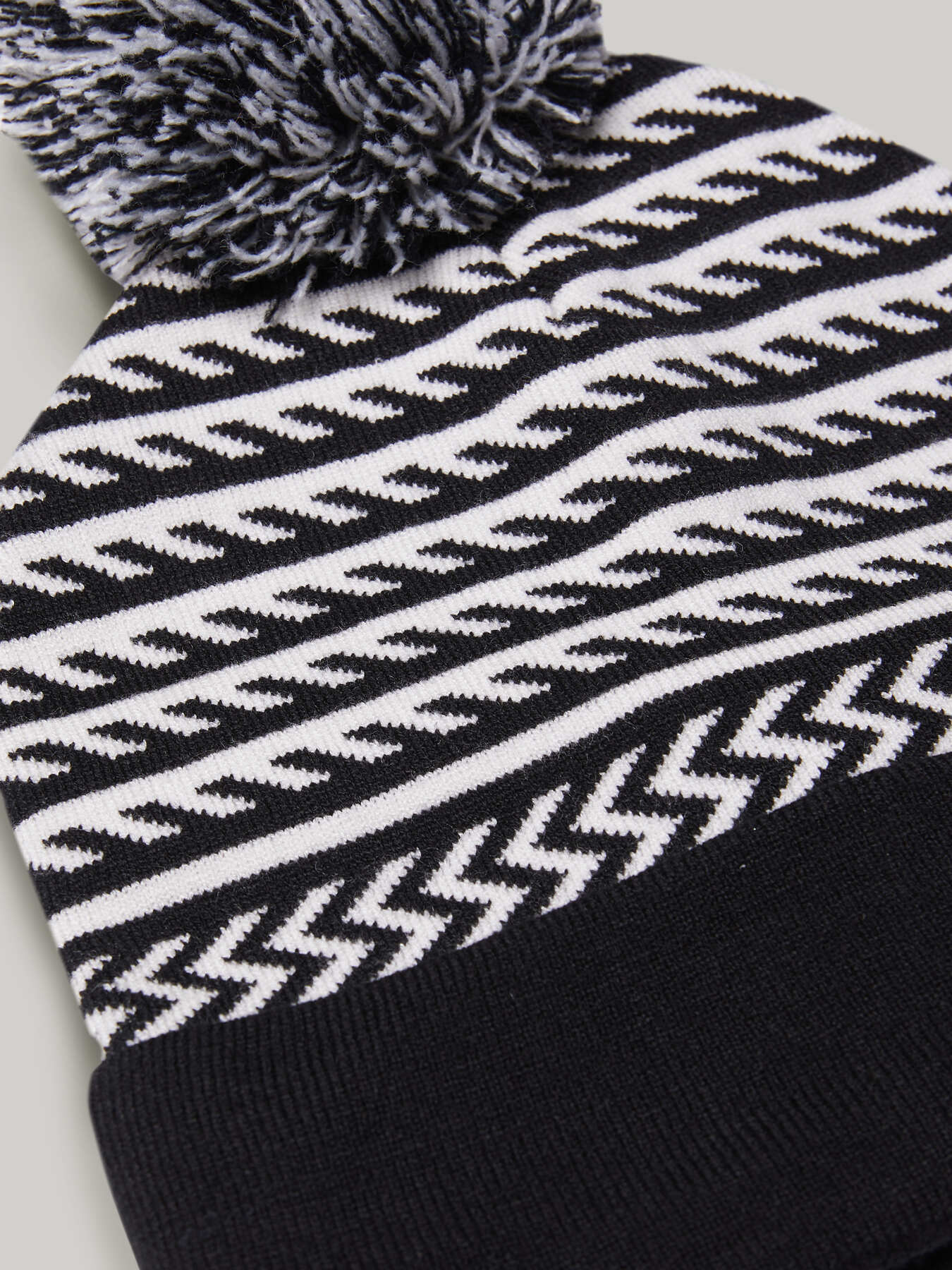 Optical M&uuml;tze mit Bommel image number 1