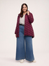 Leichte lange Daunenjacke mit Chevron-Steppung image number 2
