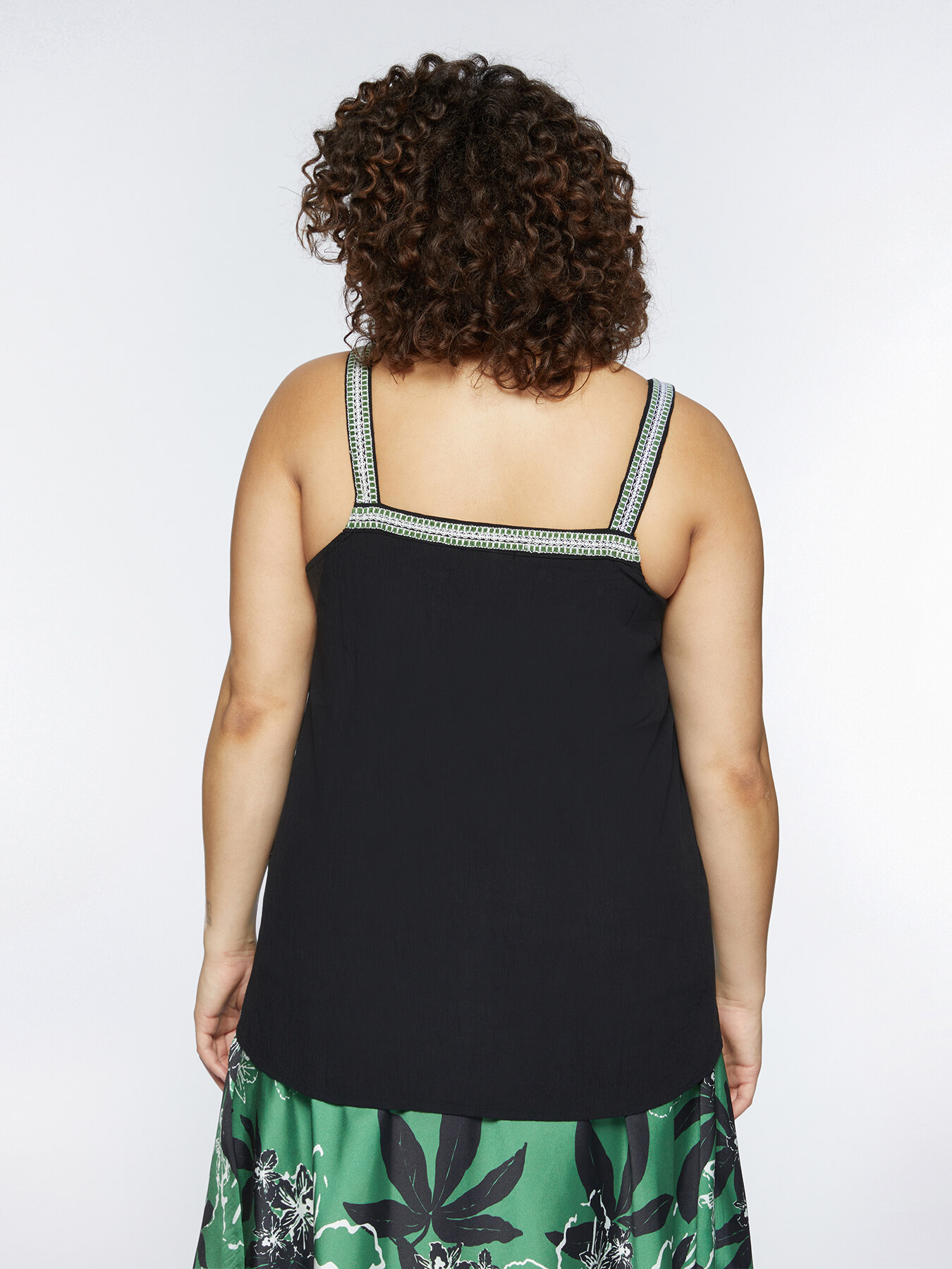 Top de cresp&oacute;n con bordados image number 1