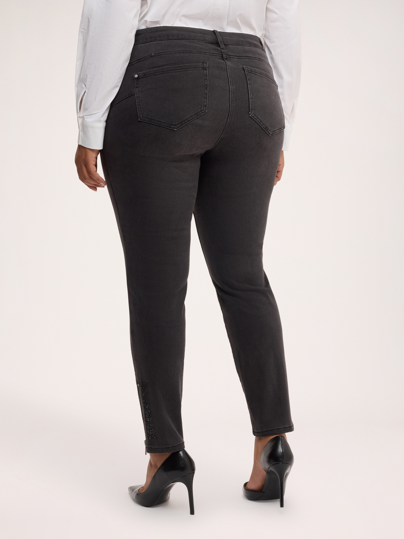 Cropped jeans with rhinestone appliqu&eacute;s image number 1