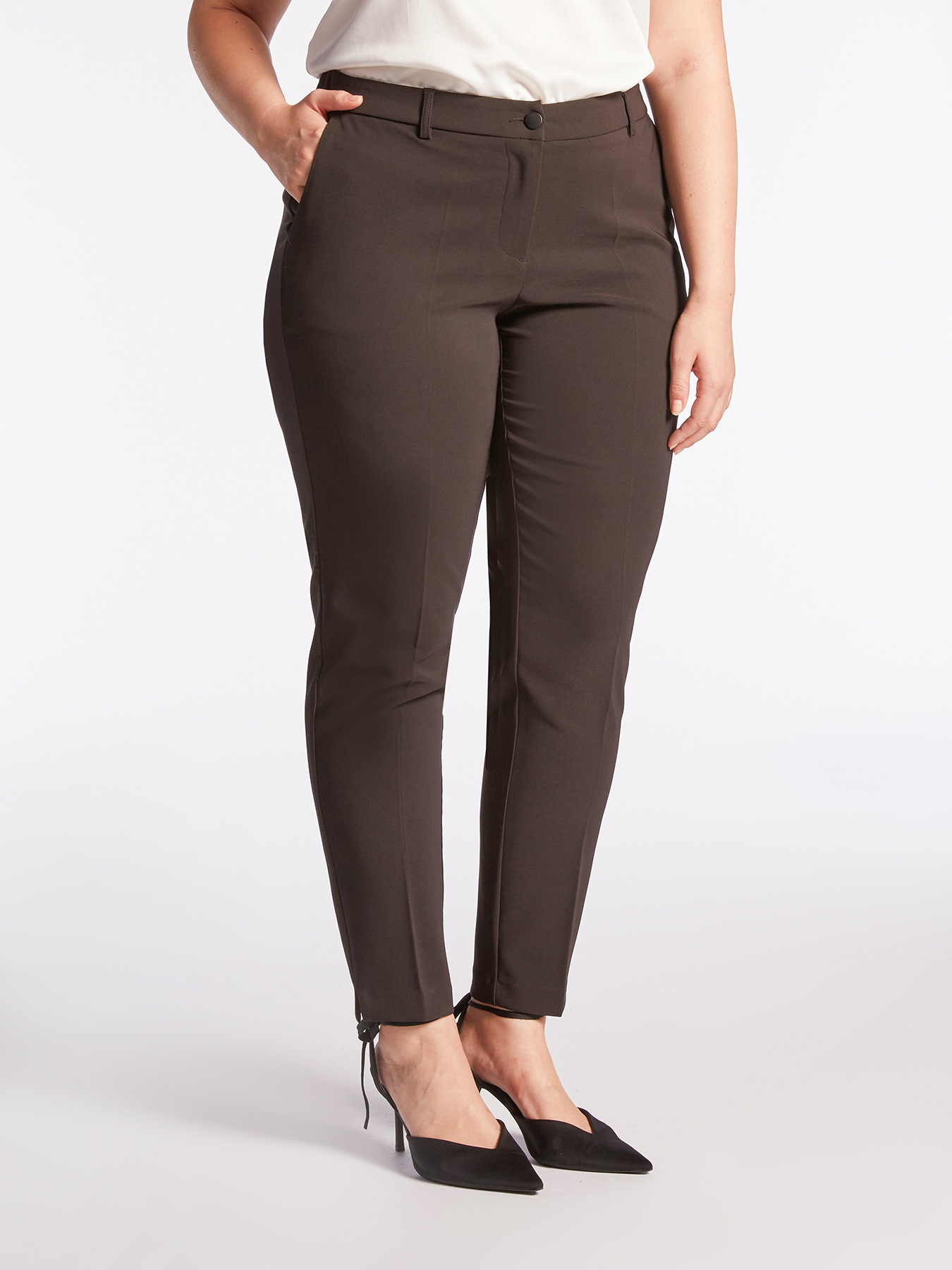 Pantaloni dritti in tessuto tecnico image number 2