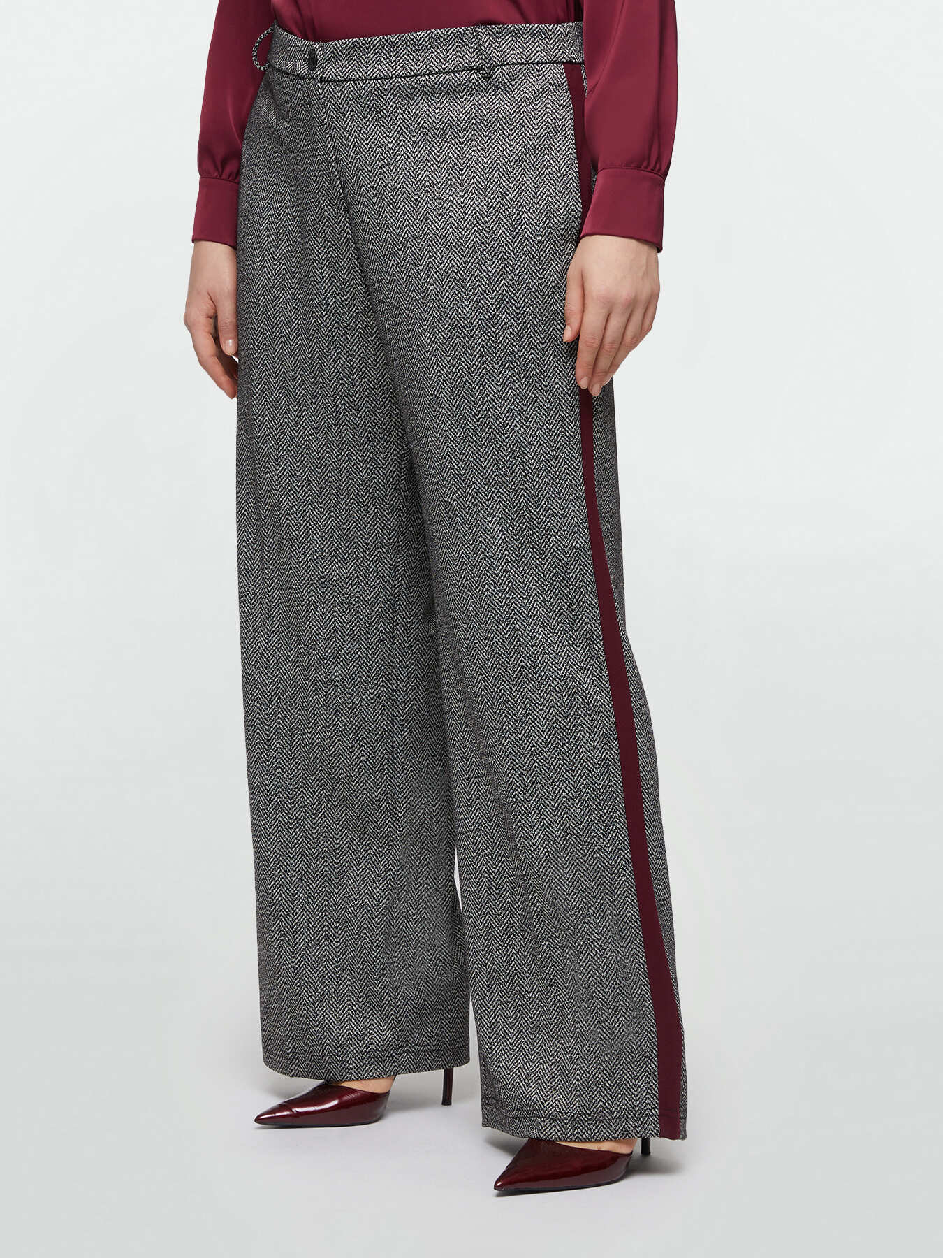 Pantal&oacute;n estampado con bordes en contraste. image number 2