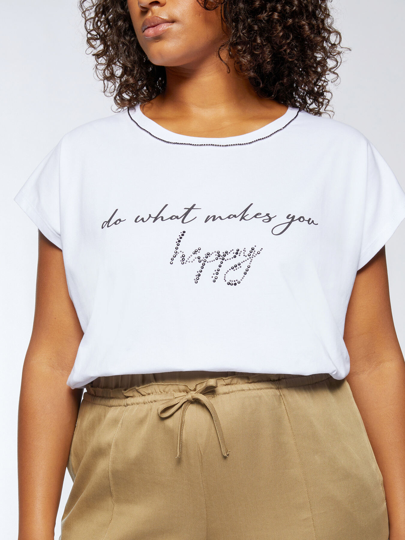 Camiseta con texto y aplicaciones image number 2