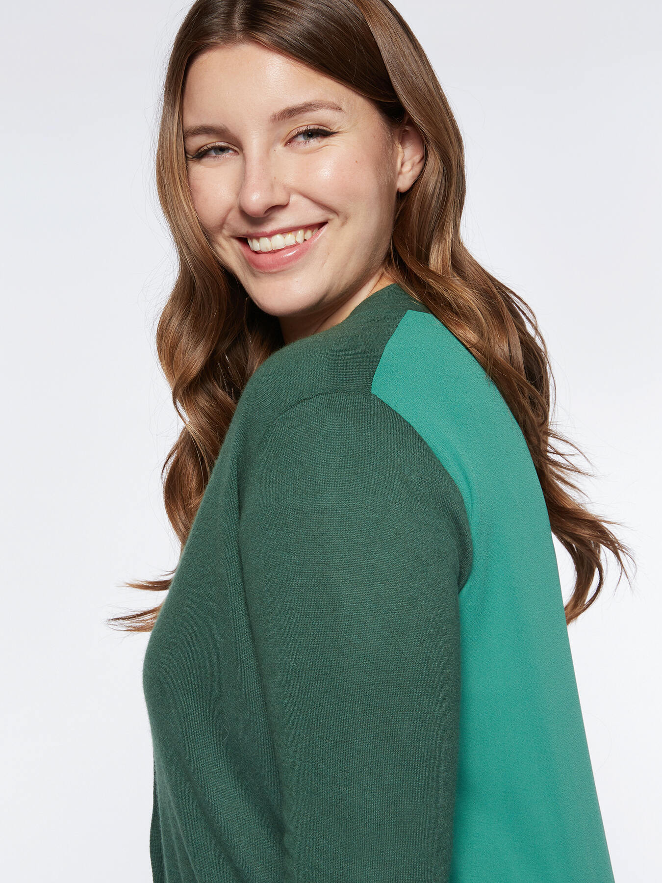 C&aacute;rdigan largo con parte trasera de tela image number 2