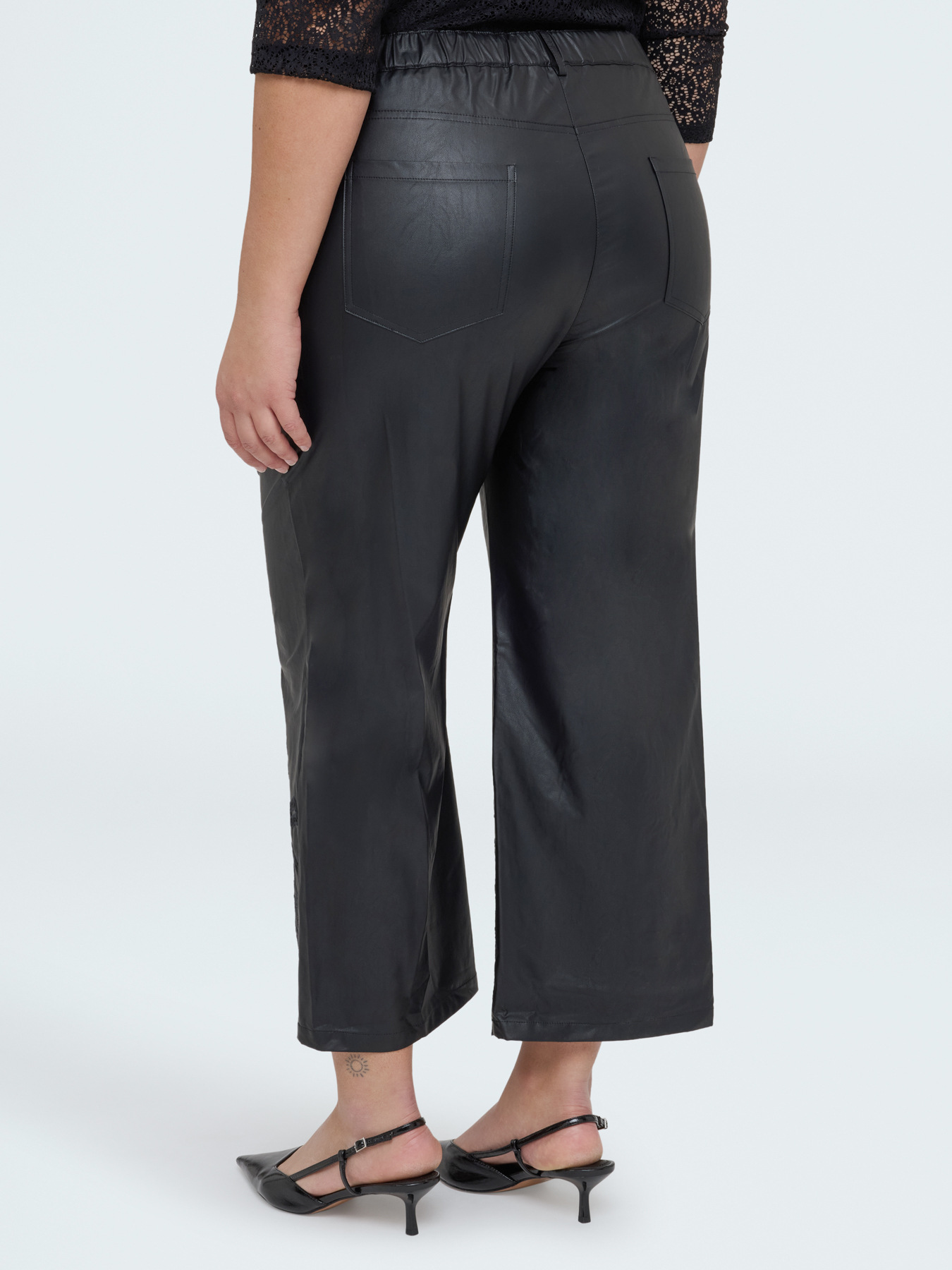 Pantaloni cropped in tessuto spalmato con motivi floreali image number 1