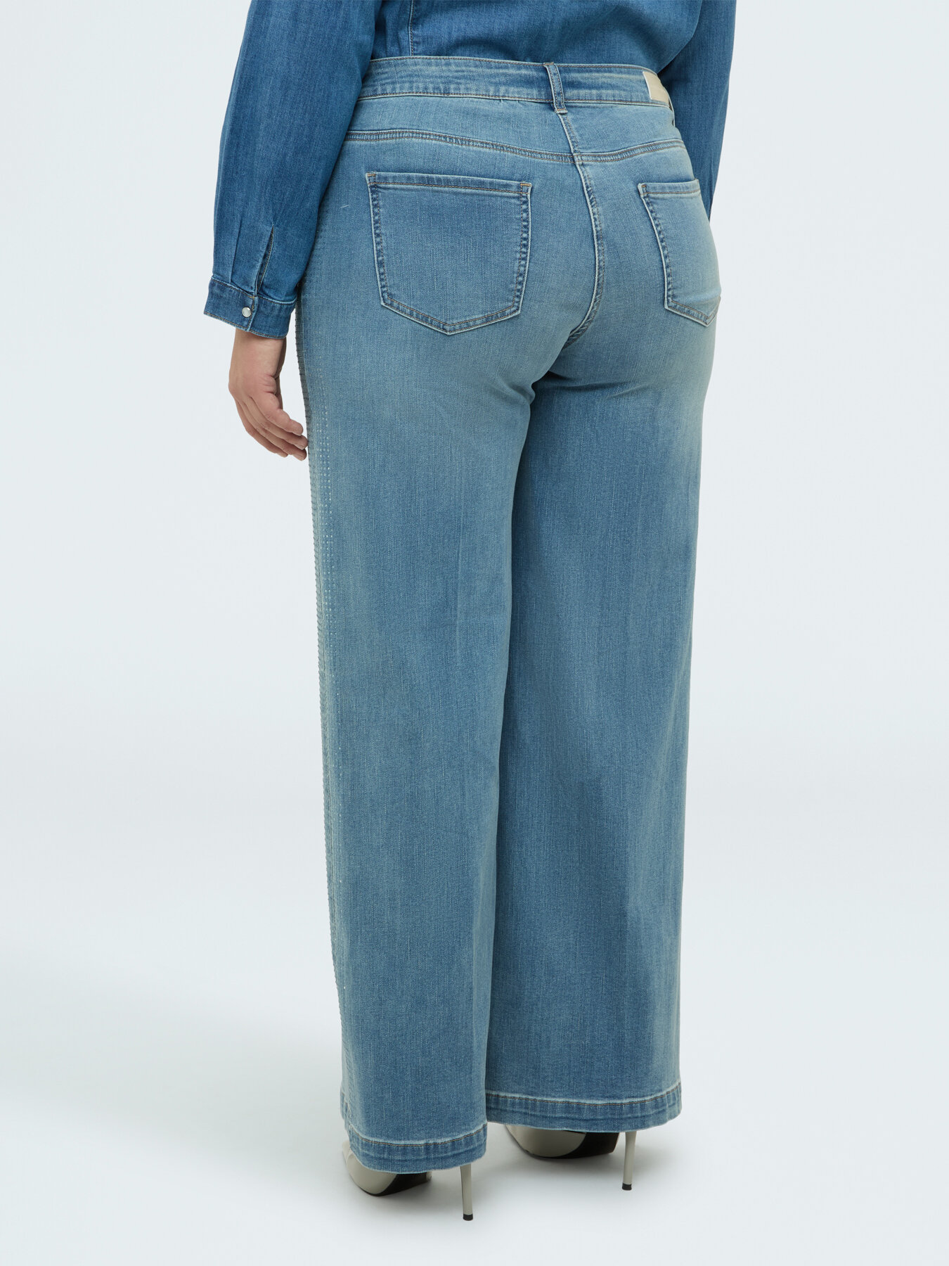 Wide Leg Jeans with floral appliqu&eacute; image number 1