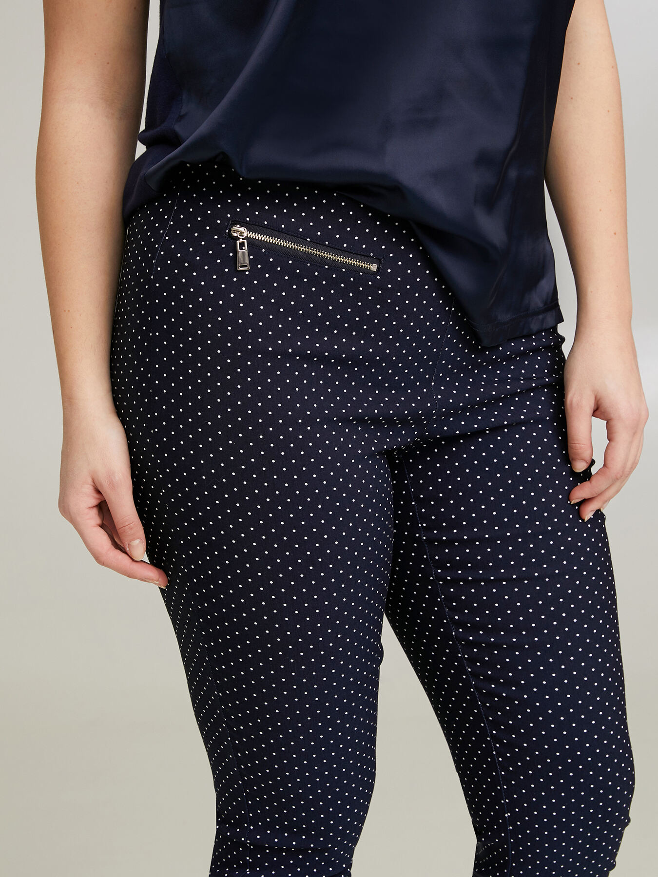 Pantaloni skinny a pois image number 2