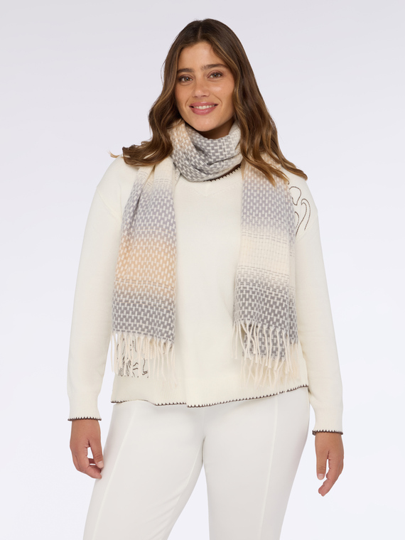 Scarf with fringes