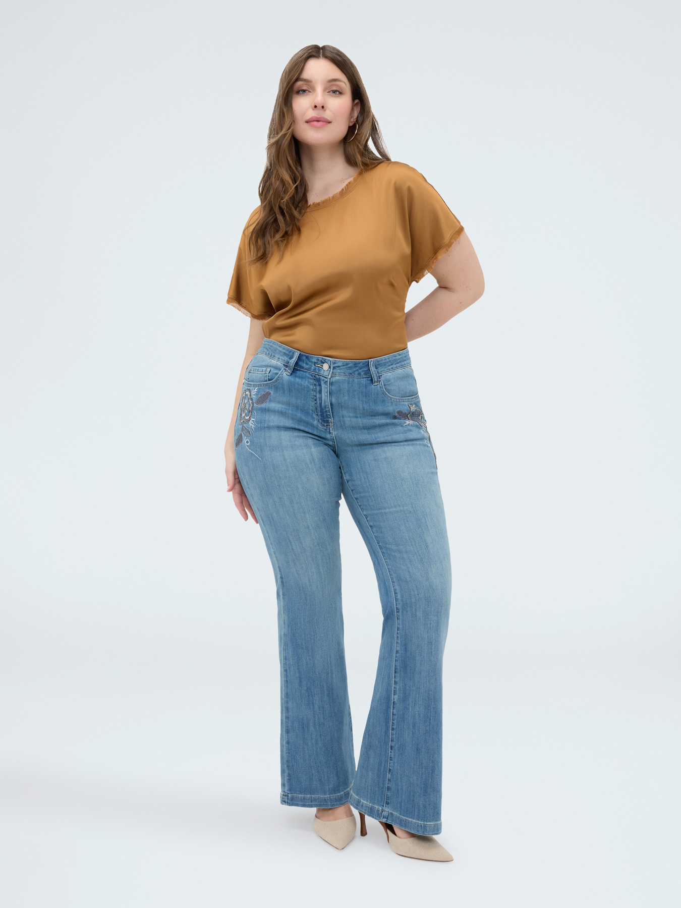 Flare-Jeans mit floralen Stickereien image number 3