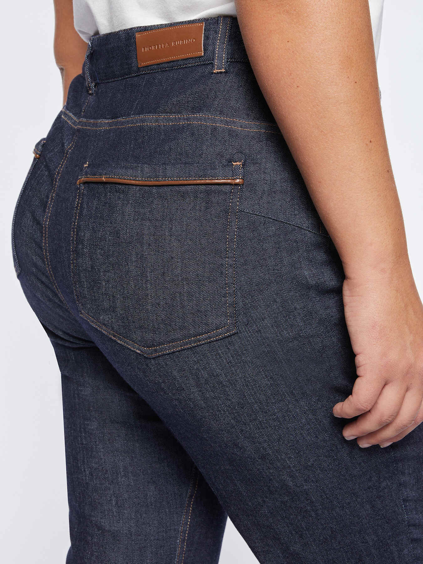 Jeans blu rinse con bordi image number 3