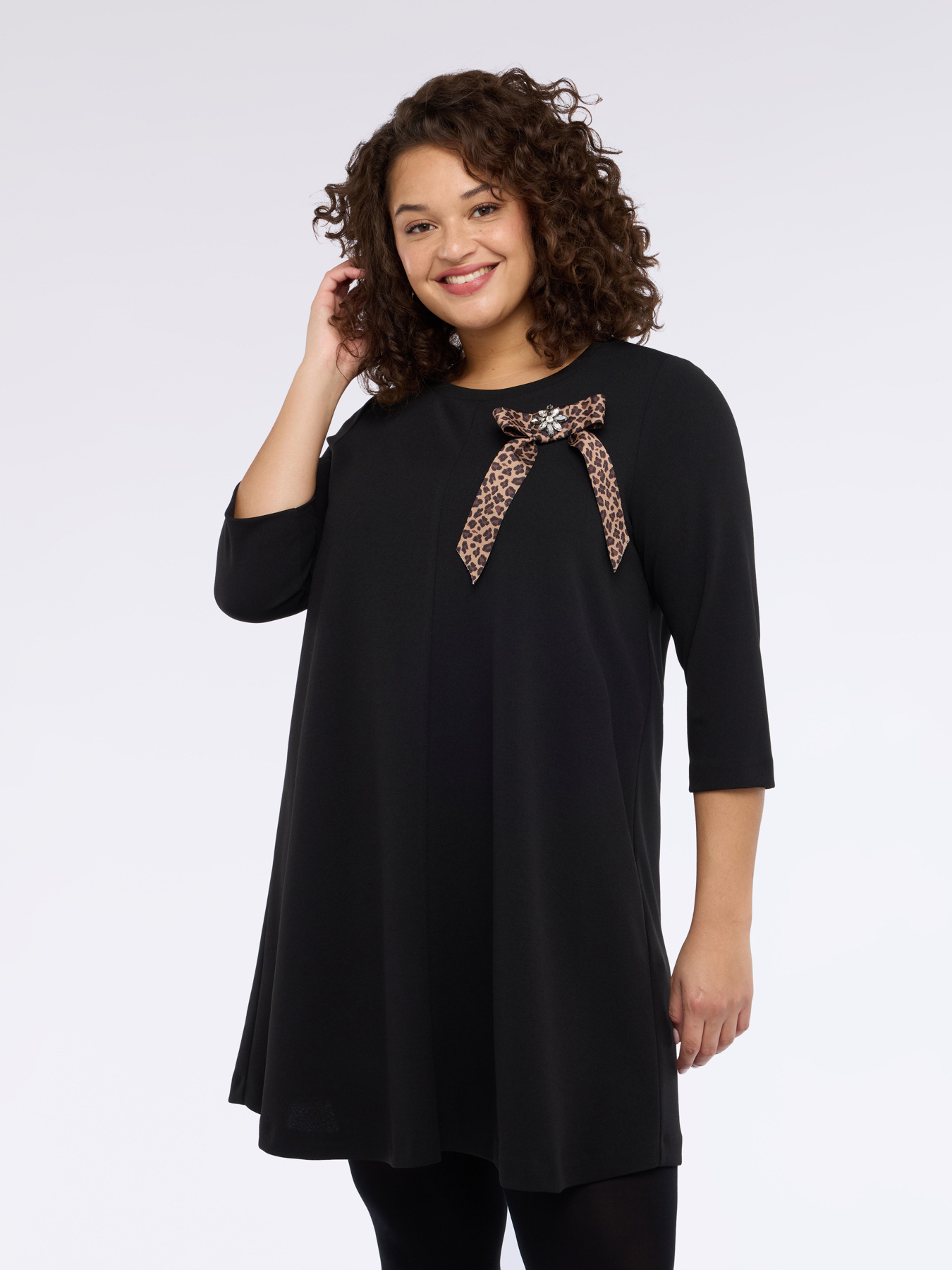 Kurzes Kleid mit gefleckter Schleife image number 2