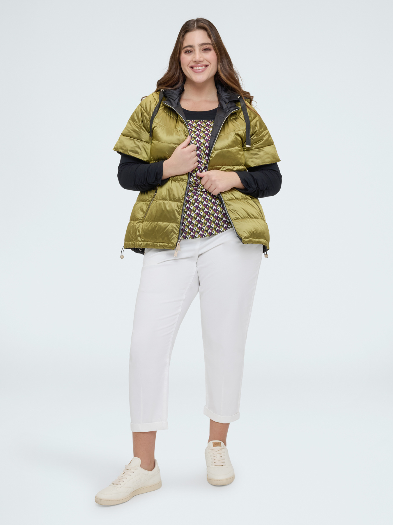 Reversible short-sleeve puffer jacket image number 4