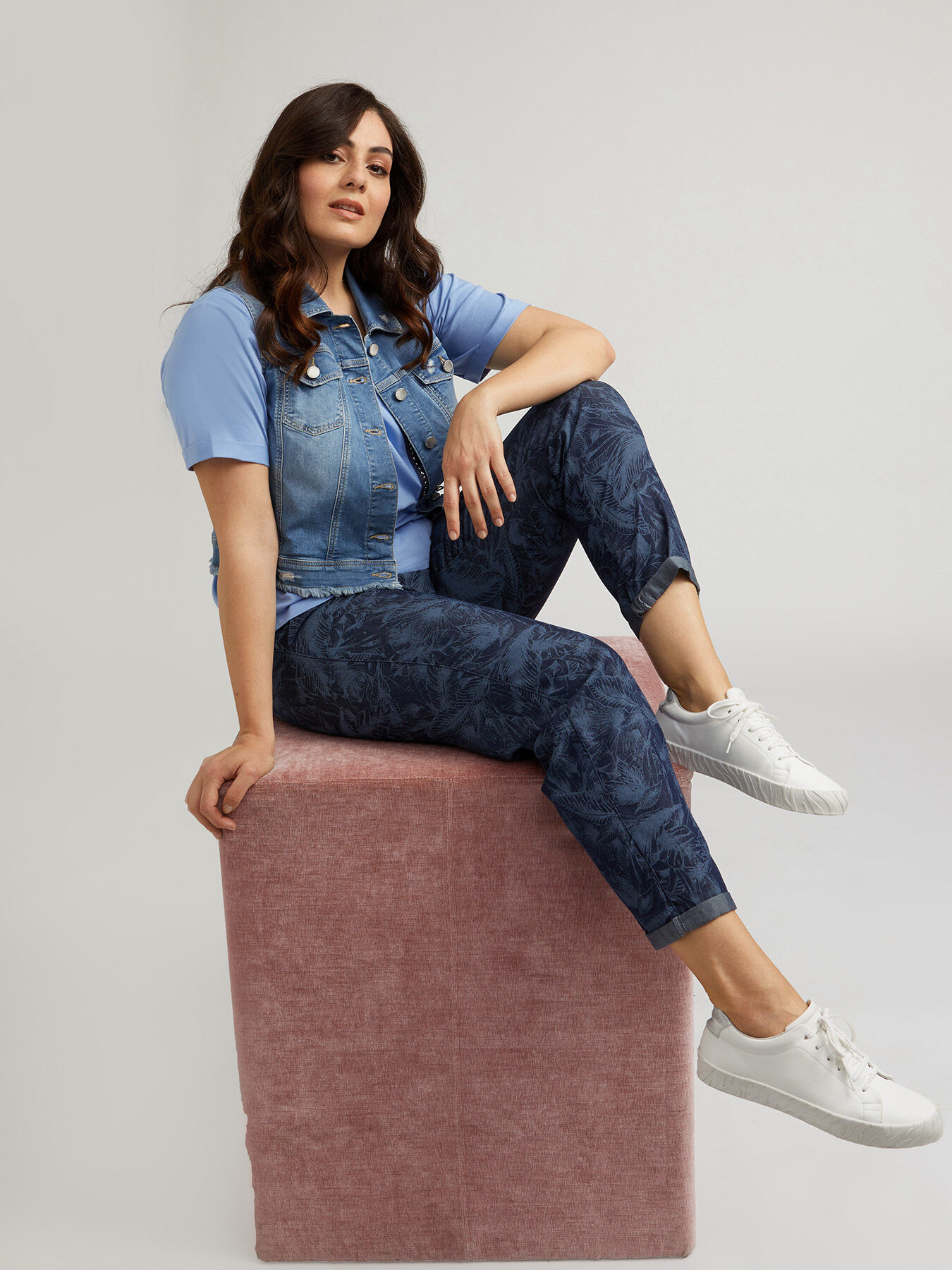 Pantalones joggers dibujo de hojas image number 0