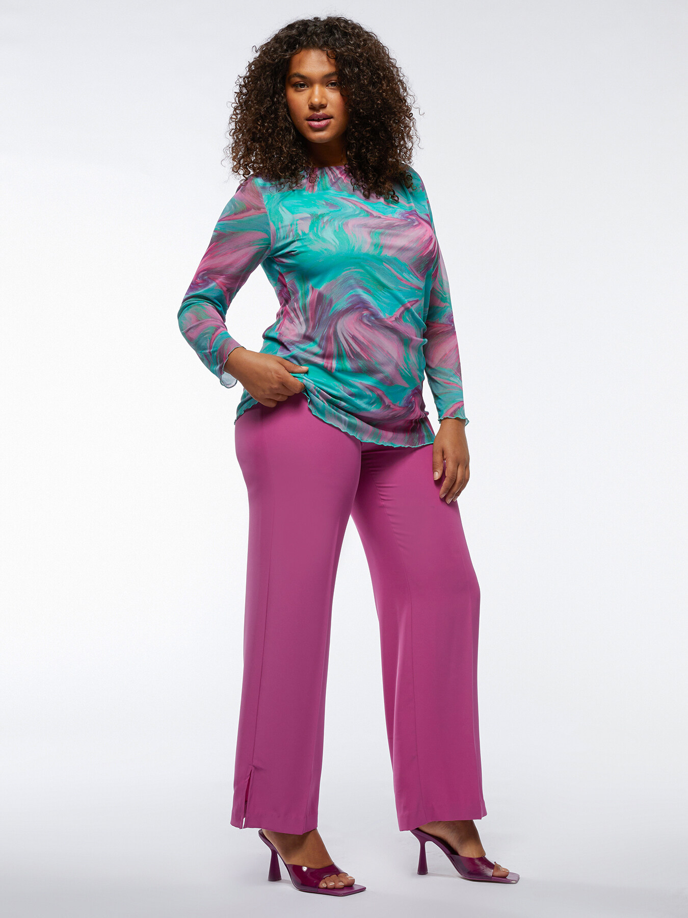 Pantalones rectos en tela fluida image number 2