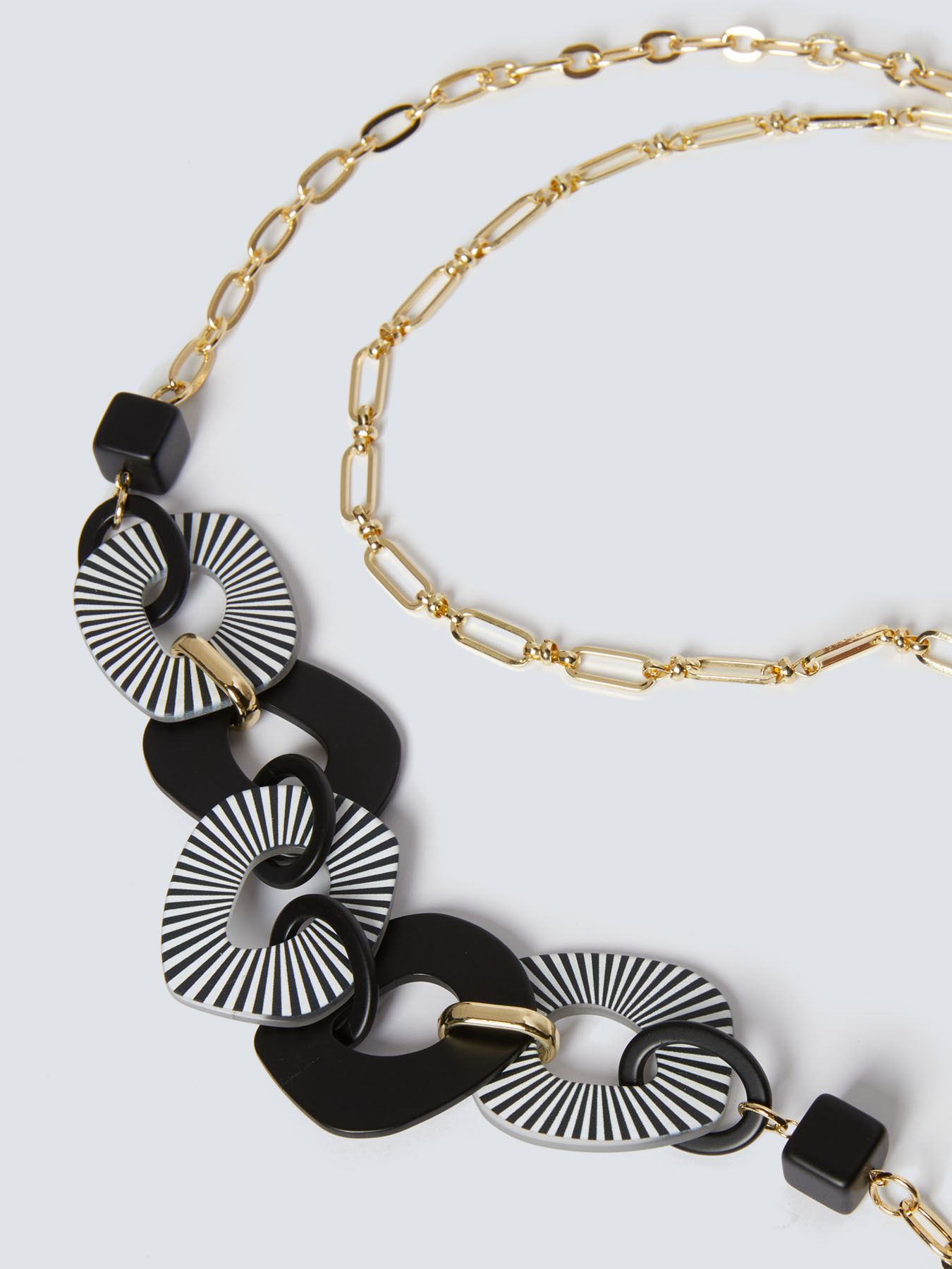 Collar con colgantes estampados image number 1