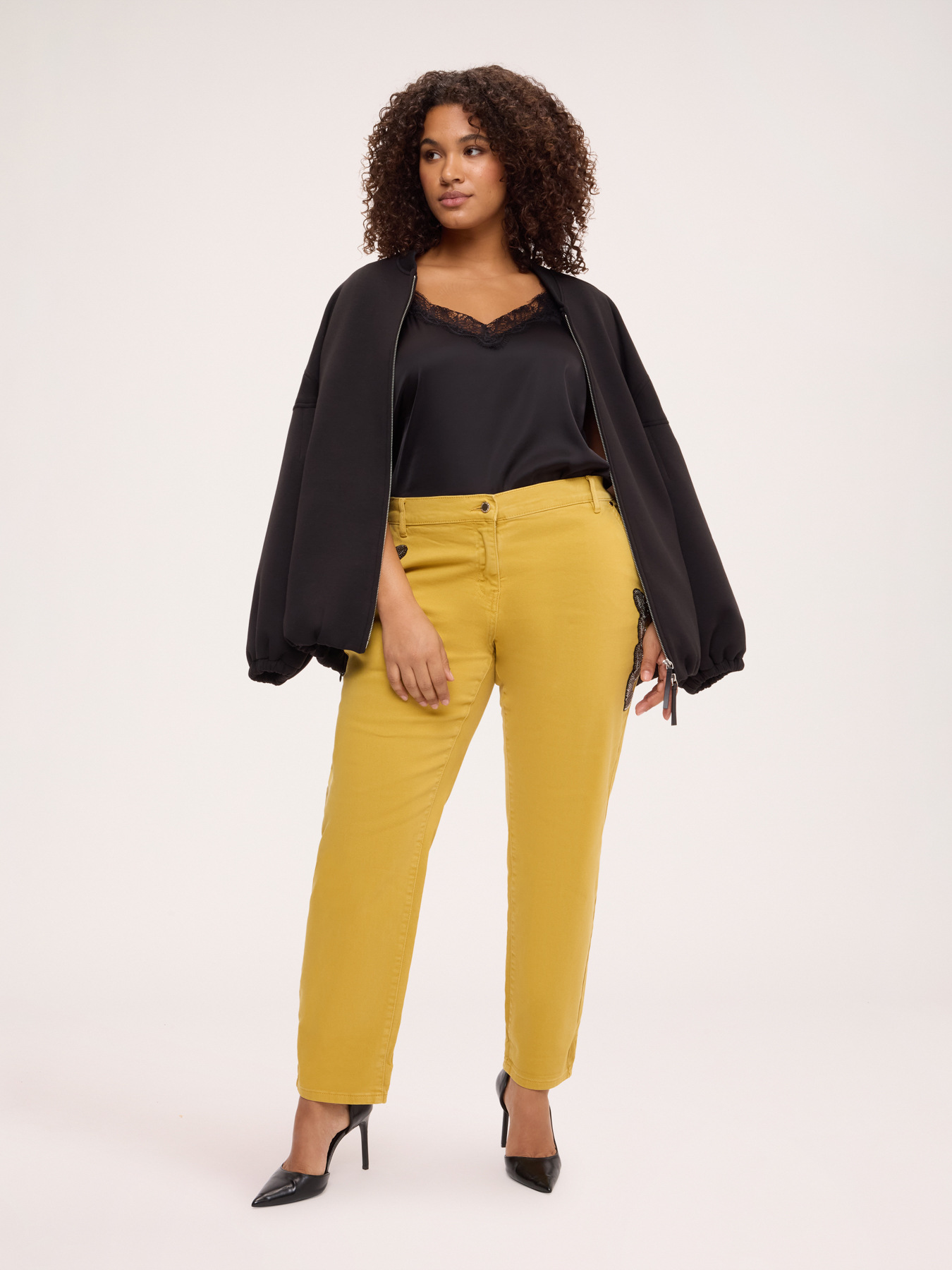 Chino trousers with appliqu&eacute;s image number 4