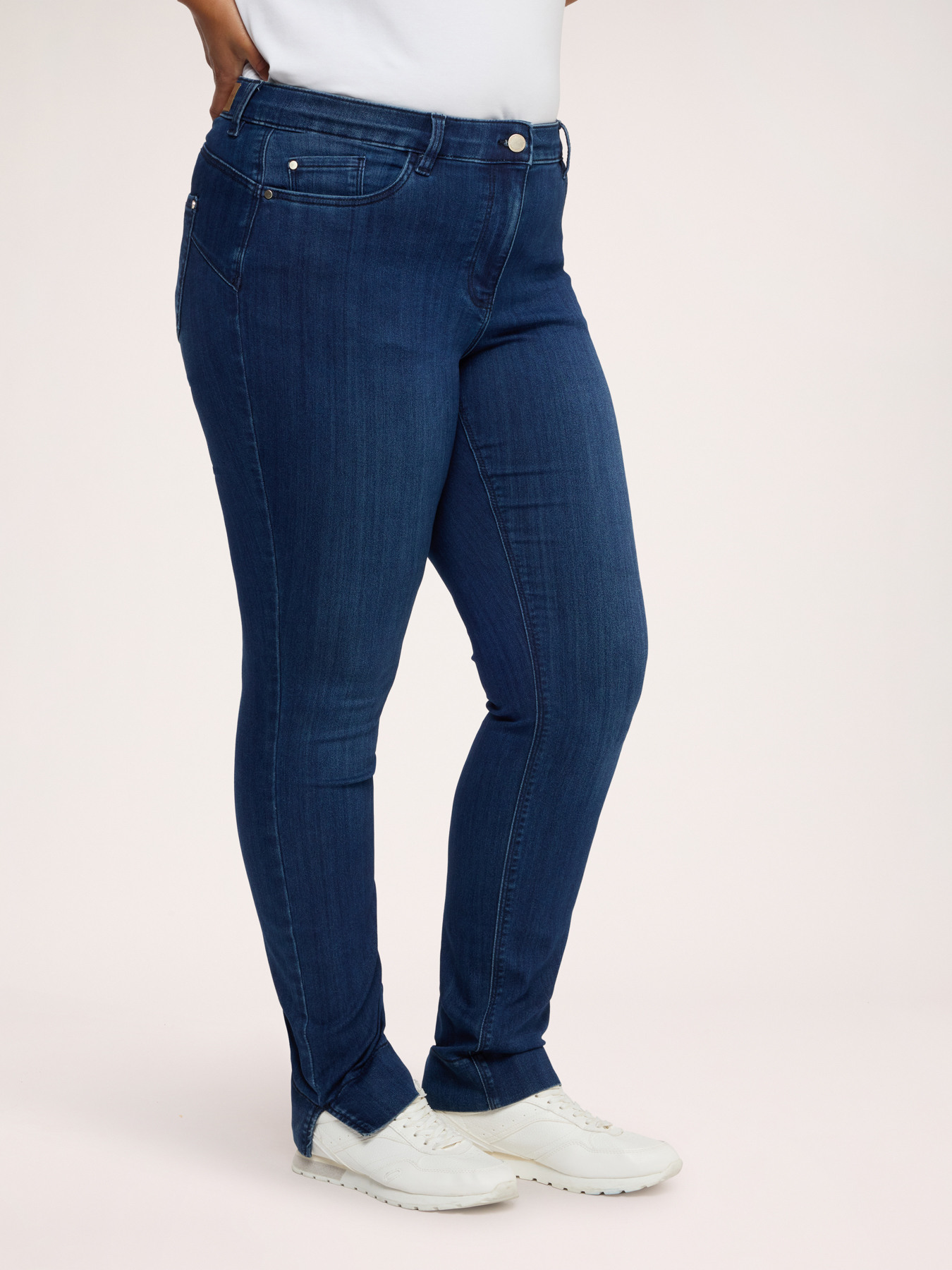 Skinny Jeans in blauer Waschung mit Schlitz am Saum image number 1