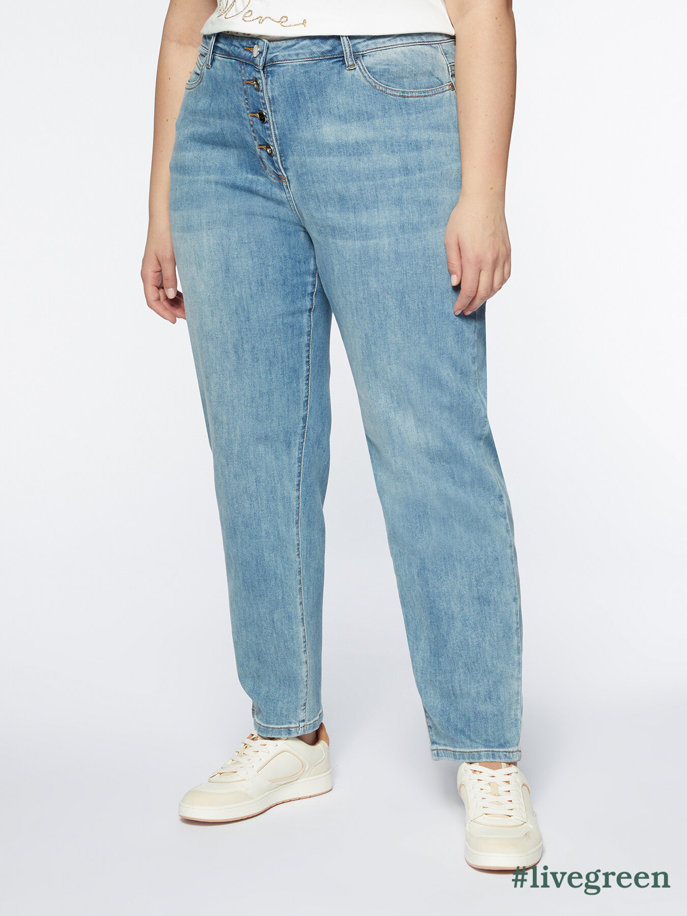 Gerade geschnittene Jeans mit Schmuckknöpfen image number 0