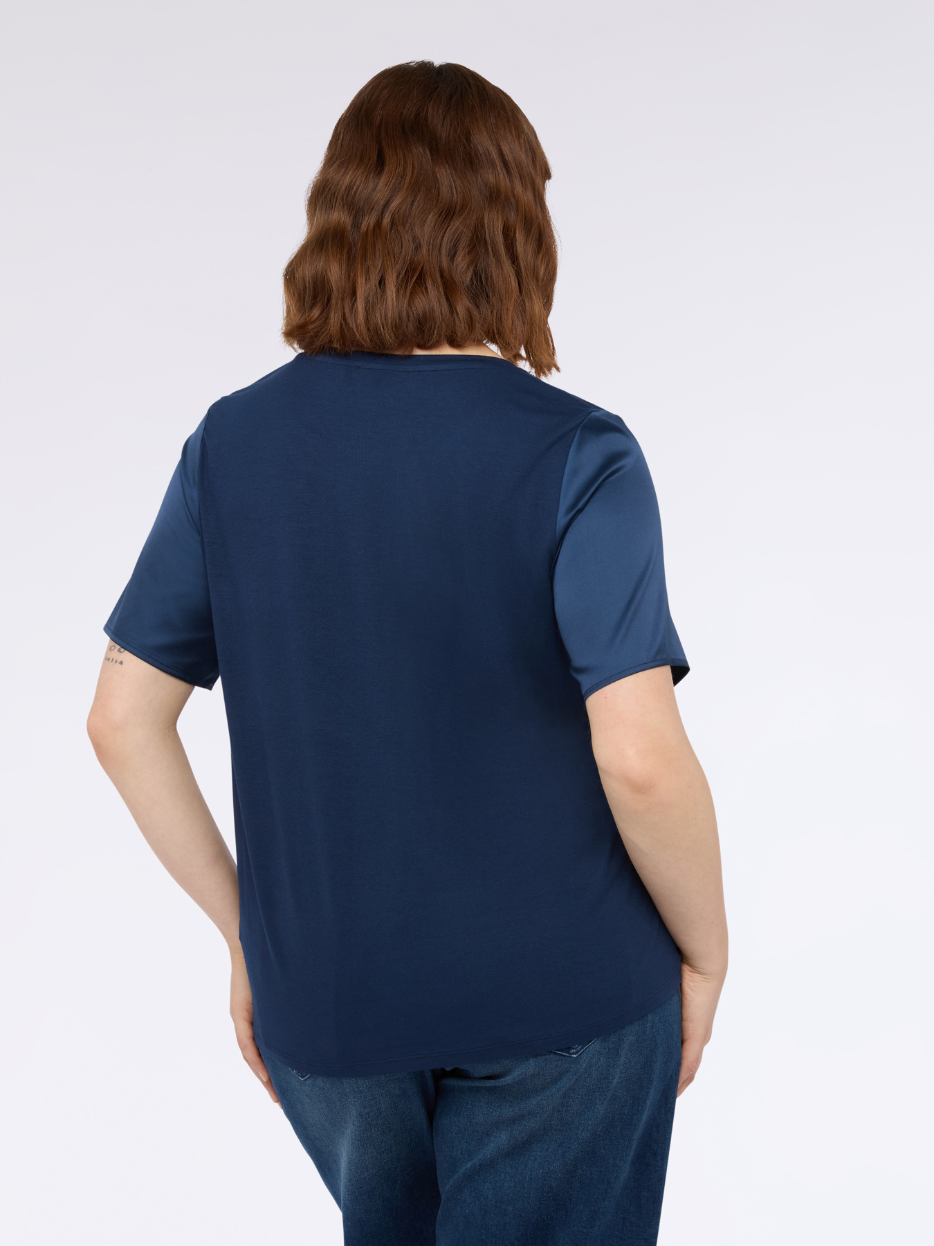 T-shirt bimaterica con drappeggio e strass image number 1