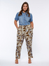 Pantalones con estampado de hojas image number 2