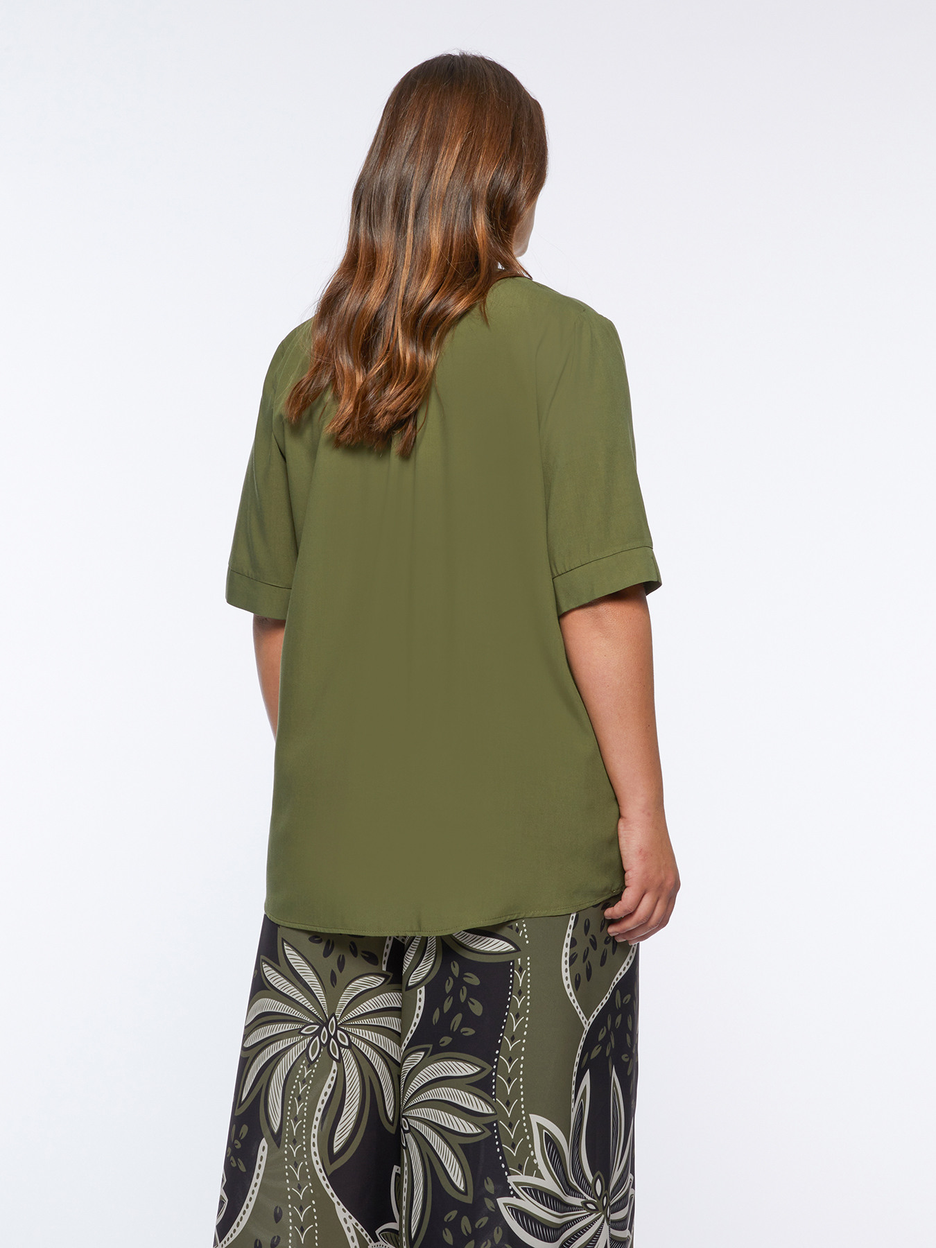 Blusa de viscosa con escote de pico image number 1