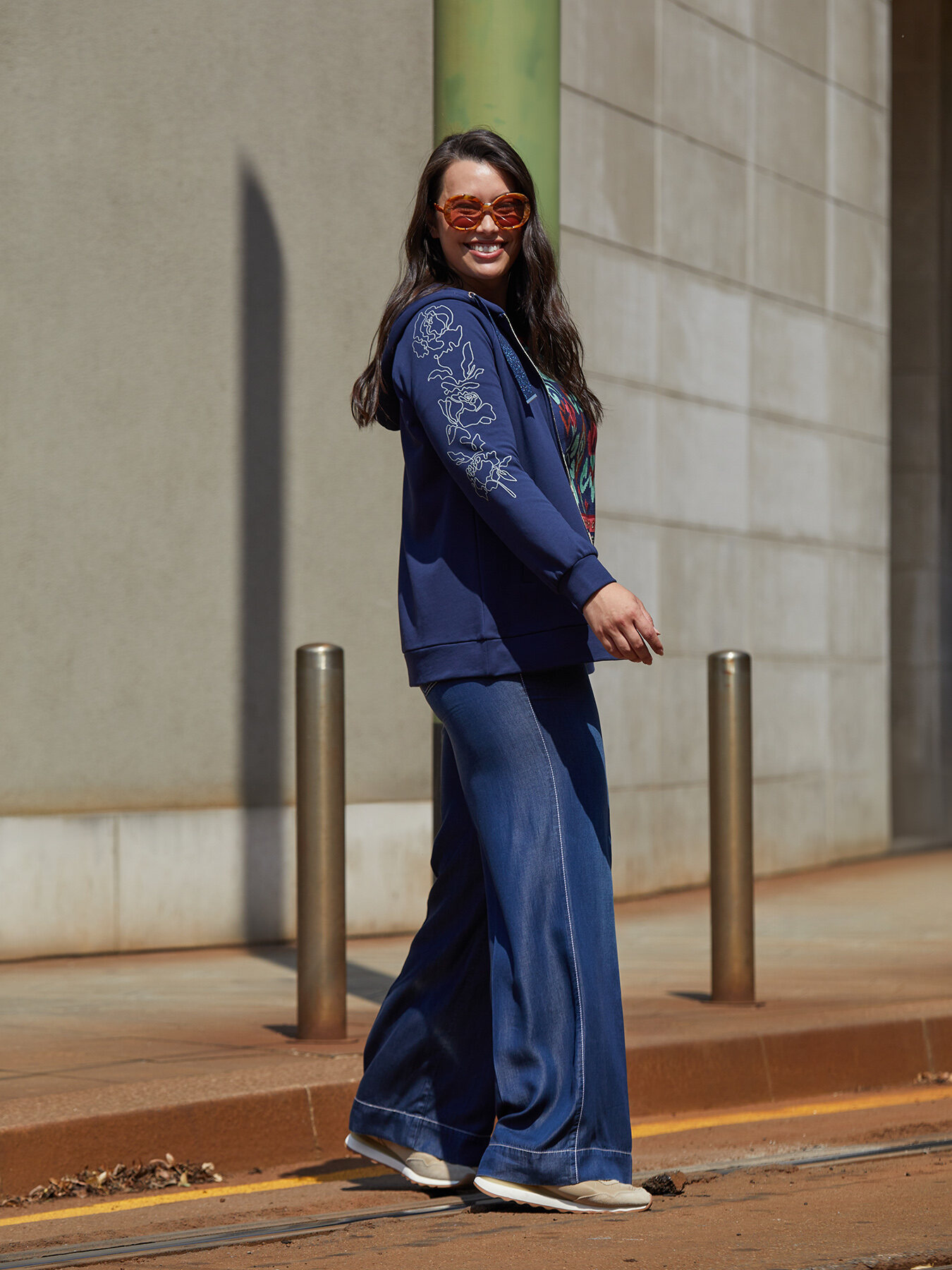 Sweat-shirt avec broderie &agrave; fleurs image number 4